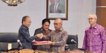 Rapat Paripurna DPRD Bali membahas Raperda pariwisata dan pajak daerah