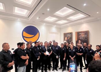 Ketua DPW NasDem Bali I Nengah Senantara saat memberikan pernyataan terkait isu merger