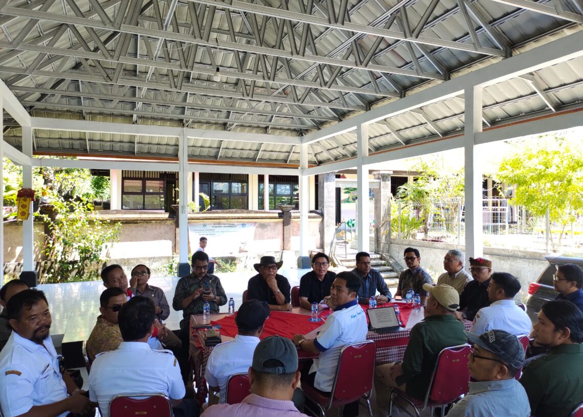 Pansus DPRD Bali meninjau lahan pengganti mangrove di Karangasem yang belum memiliki kejelasan status hukum