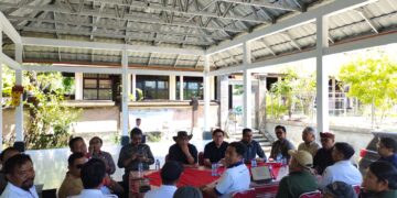 Pansus DPRD Bali meninjau lahan pengganti mangrove di Karangasem yang belum memiliki kejelasan status hukum