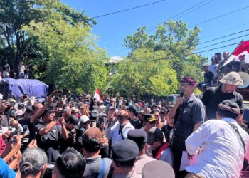 Koordinator aksi forum komunikasi swakelola sampah saat membacakan 3 tuntutan sikap. -BALITOPIK.COM