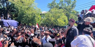 Koordinator aksi forum komunikasi swakelola sampah saat membacakan 3 tuntutan sikap. -BALITOPIK.COM