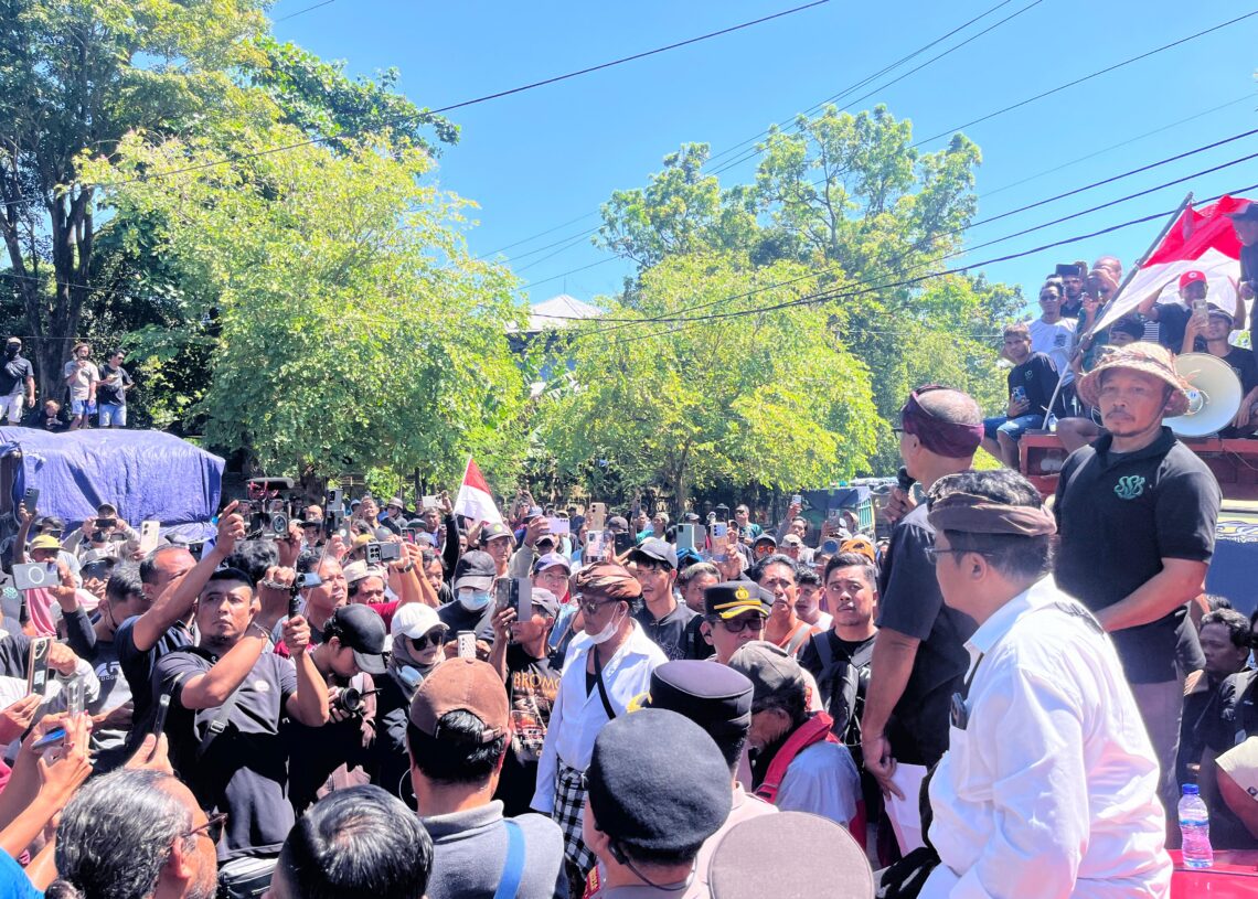 Ketua Forum Komunikasi Swakelola Sampah Bali, I Wayan Suarta saat menyampaikan orasi di depan kantor Pusat Pengendalian Lingkungan Hidup Bali Nusra, Renon. -BALITOPIK.COM