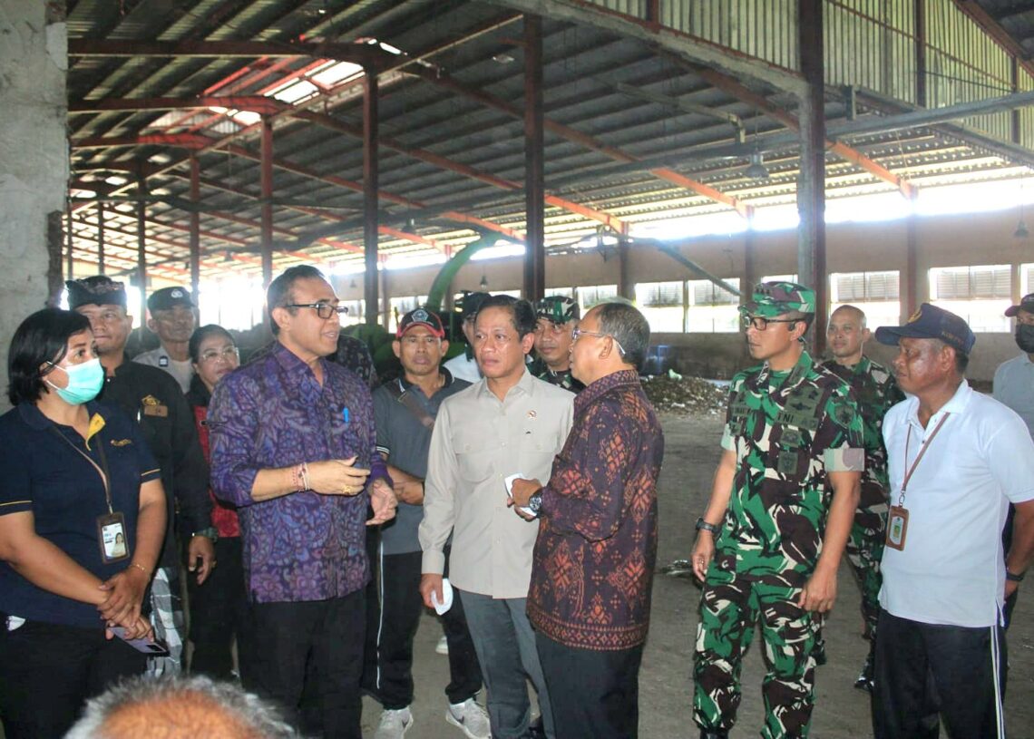 Menteri Lingkungan Hidup, Hanif Faisol Nurofiq saat meninjau Tempat Pengolahan Sampah Terpadu (TPST) Kesiman Kertalangu. Foto: Penerangan Kodim Badung.