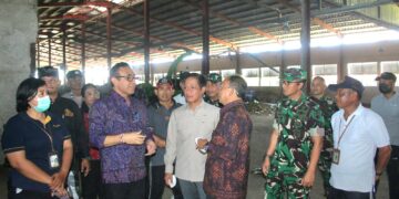 Menteri Lingkungan Hidup, Hanif Faisol Nurofiq saat meninjau Tempat Pengolahan Sampah Terpadu (TPST) Kesiman Kertalangu. Foto: Penerangan Kodim Badung.
