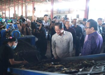 Menteri Lingkungan Hidup Hanif Faisol Nurofiq saat meninjau TPST Kertalangu, Denpasar, Jumat (17/4/2026). -BALITOPIK.COM