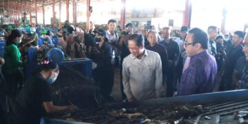 Menteri Lingkungan Hidup Hanif Faisol Nurofiq saat meninjau TPST Kertalangu, Denpasar, Jumat (17/4/2026). -BALITOPIK.COM