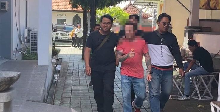 Petugas Imigrasi Denpasar mengamankan WNA asal Inggris yang overstay di kawasan Renon Bali