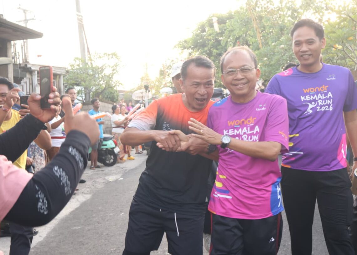 Gubernur Bali Wayan Koster saat bersalaman dengan seorang peserta Wondr Kemala Run 2026. -BALITOPIK.COM
