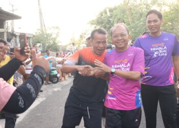 Gubernur Bali Wayan Koster saat bersalaman dengan seorang peserta Wondr Kemala Run 2026. -BALITOPIK.COM