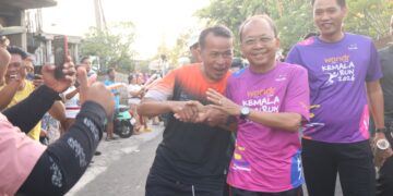 Gubernur Bali Wayan Koster saat bersalaman dengan seorang peserta Wondr Kemala Run 2026. -BALITOPIK.COM
