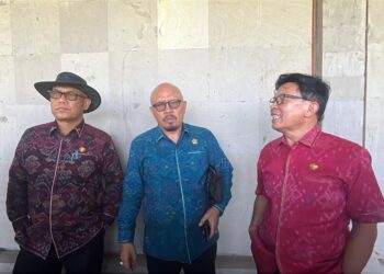Foto dari kiri: I Dewa Nyoman Rai, I Nyoman Oka Antara dan I Made Supartha. -BALITOPIK.COM