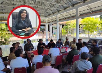 Suasana Pansus TRAP DPRD Bali saat meninjau lahan tukar guling lahan mangrove di Karangasem pada Rabu (15/4/2026). -BALITOPIK.COM