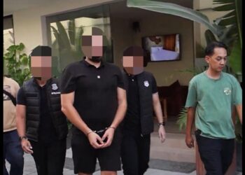 Petugas Imigrasi Kelas I Khusus TPI Ngurah Rai dan Badan Narkotika Nasional (BNN) Provinsi Bali saat mengamankan DB. -IST/BALITOPIK.COM