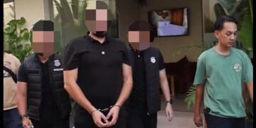 Petugas Imigrasi Kelas I Khusus TPI Ngurah Rai dan Badan Narkotika Nasional (BNN) Provinsi Bali saat mengamankan DB. -IST/BALITOPIK.COM