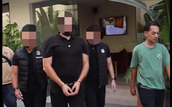 Petugas Imigrasi Kelas I Khusus TPI Ngurah Rai dan Badan Narkotika Nasional (BNN) Provinsi Bali saat mengamankan DB. -IST/BALITOPIK.COM