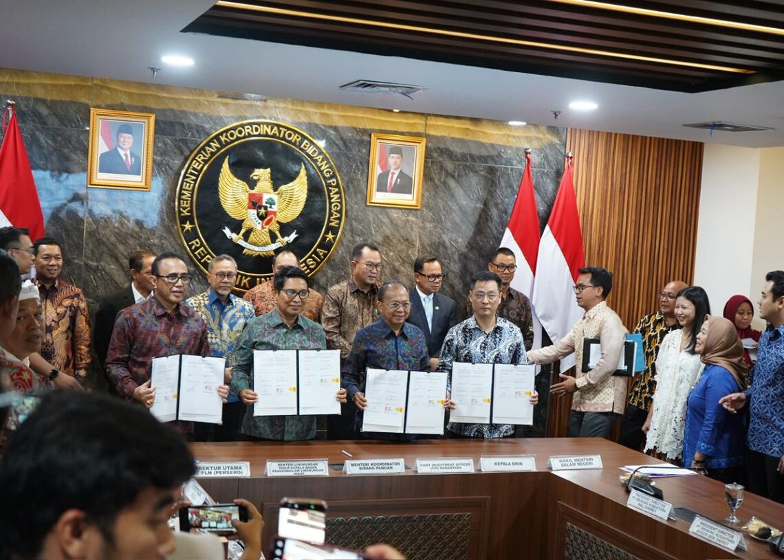 Gubernur Bali, Bupati Badung dan Wali Kota Denpasar saat teken kerja sama pembangunan PSEL di Jakarta. -BALITOPIK.COM