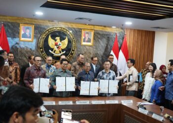 Gubernur Bali, Bupati Badung dan Wali Kota Denpasar saat teken kerja sama pembangunan PSEL di Jakarta. -BALITOPIK.COM