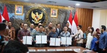 Gubernur Bali, Bupati Badung dan Wali Kota Denpasar saat teken kerja sama pembangunan PSEL di Jakarta. -BALITOPIK.COM