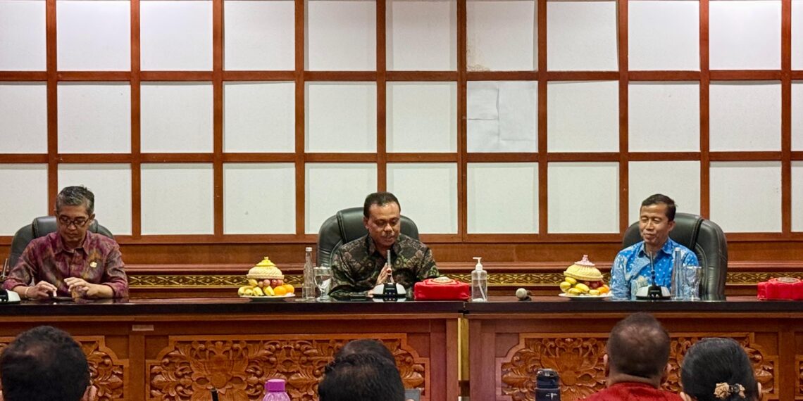 Sekda Bali Dewa Made Indra (tengah) saat membuka Bimtek Audit Keamanan Sistem Elektronik. -BALITOPIK.COM