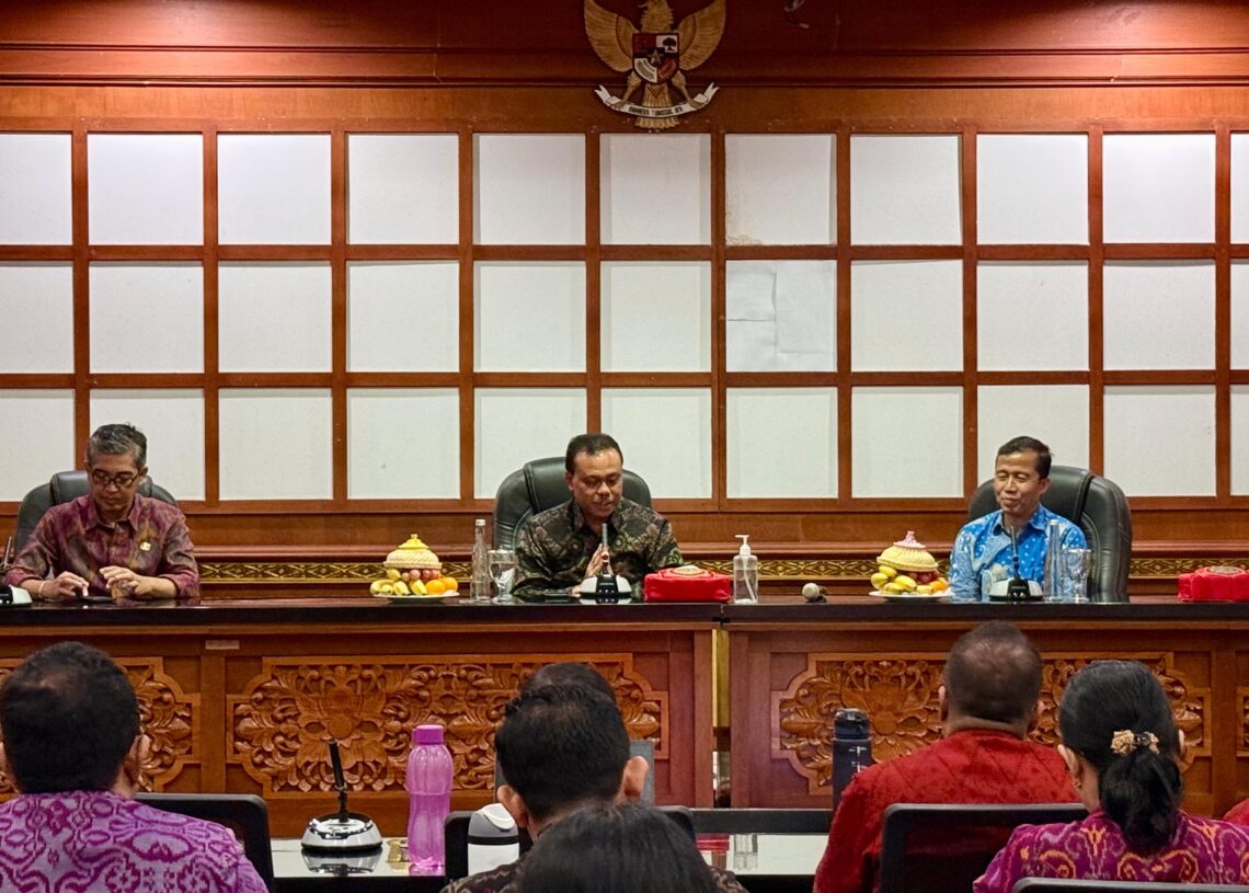 Sekda Bali Dewa Made Indra (tengah) saat membuka Bimtek Audit Keamanan Sistem Elektronik. -BALITOPIK.COM