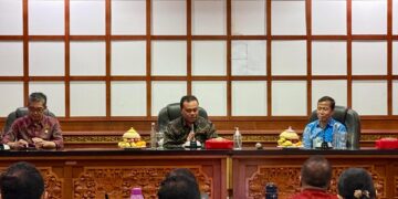 Sekda Bali Dewa Made Indra (tengah) saat membuka Bimtek Audit Keamanan Sistem Elektronik. -BALITOPIK.COM