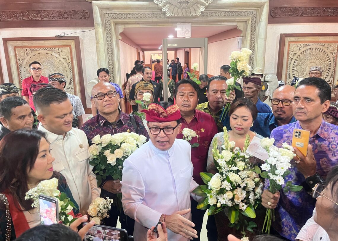 Ketua Pansus TRAP DPRD Bali I Made Suparta dan jajaran saat menerima bunga putih dari warga. -BALITOPIK.COM