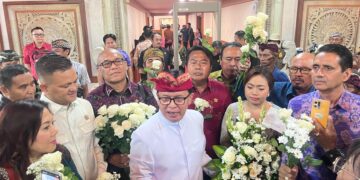 Ketua Pansus TRAP DPRD Bali I Made Suparta dan jajaran saat menerima bunga putih dari warga. -BALITOPIK.COM