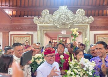 Ketua Pansus TRAP DPRD Bali bersama jajaran saat menerima bunga putih dari warga. -BALITOPIK.COM