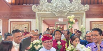 Ketua Pansus TRAP DPRD Bali bersama jajaran saat menerima bunga putih dari warga. -BALITOPIK.COM