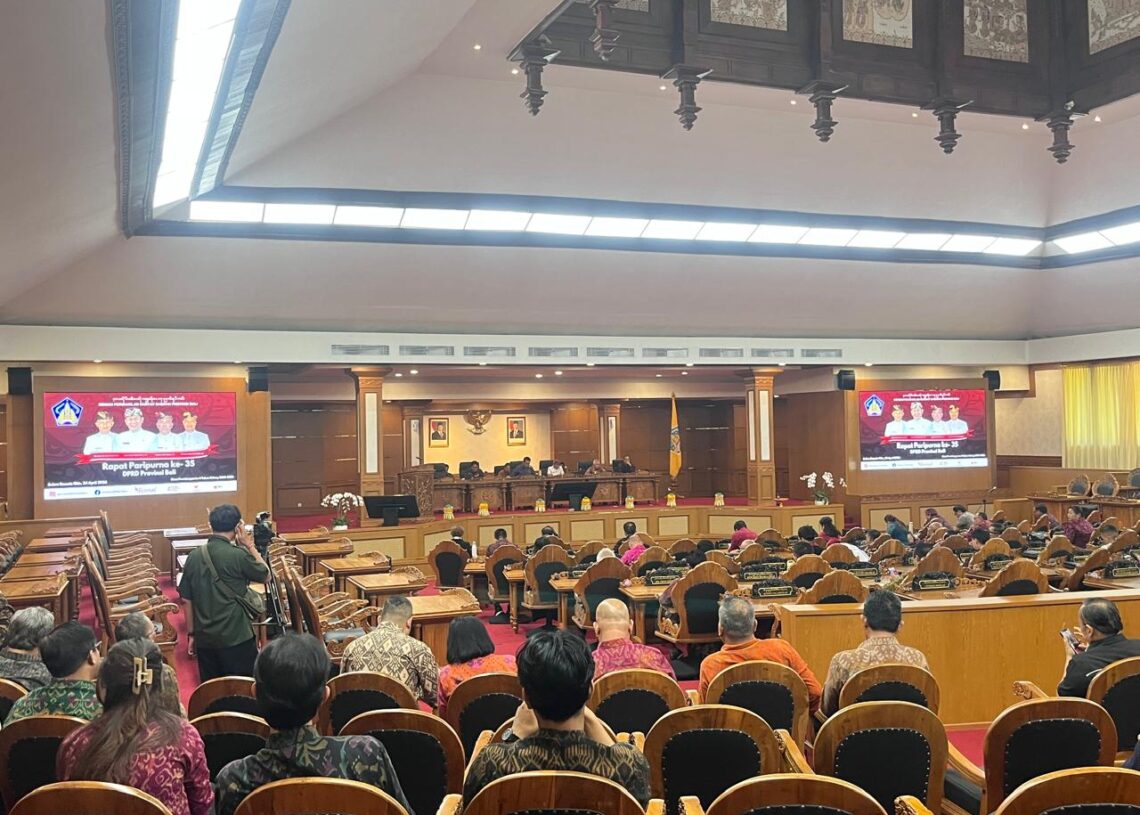 Suasan Rapat Paripurna ke-35, Jumat (24/4/2026). -BALITOPIK.COM