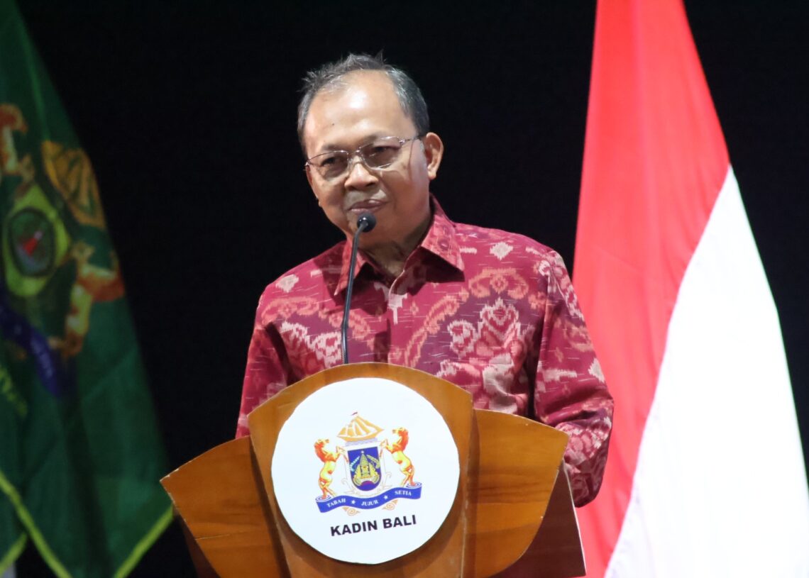 Gubernur Bali Wayan Koster saat menghadiri pelantikan KADIN Bali di Art Centre Denpasar