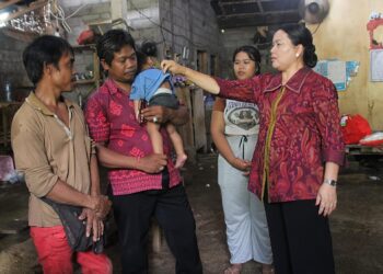 Seniasih Giri Prasta mengunjungi balita berisiko stunting di Karangasem