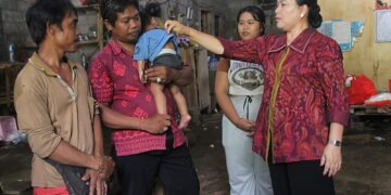 Seniasih Giri Prasta mengunjungi balita berisiko stunting di Karangasem