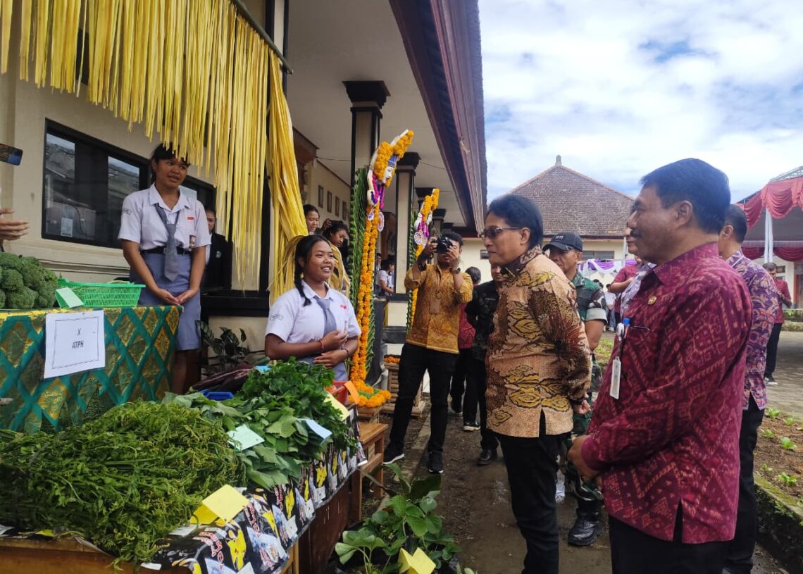 Wakil Gubernur Bali I Nyoman Giri Prasta saat menghadiri HUT ke-20 SMKN 1 Petang. -BALITOPIK.COM