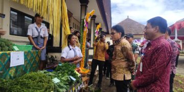 Wakil Gubernur Bali I Nyoman Giri Prasta saat menghadiri HUT ke-20 SMKN 1 Petang. -BALITOPIK.COM