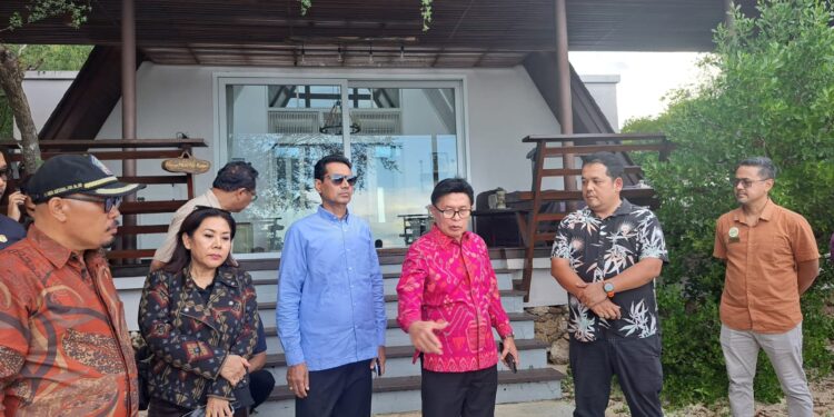 Tim Pansus TRAP DPRD Bali melakukan inspeksi di kawasan vila dekat mangrove di Buleleng.