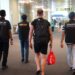 Petugas Imigarsi Ngurah Rai saat mengawal pendeportasian terhadap GI. -BALITOPIK.COM