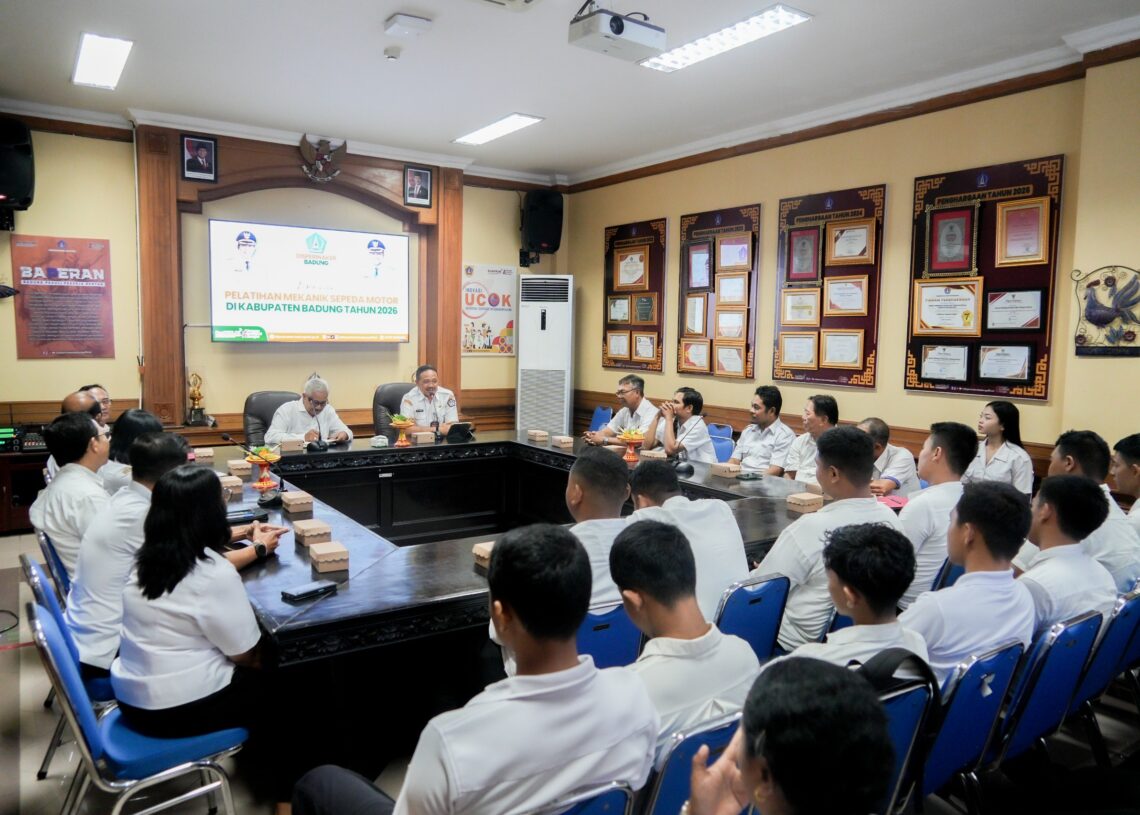 Peserta pelatihan mekanik sepeda motor Disperinaker Badung mengikuti praktik otomotif di ruang pelatihan.