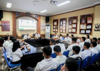 Peserta pelatihan mekanik sepeda motor Disperinaker Badung mengikuti praktik otomotif di ruang pelatihan.