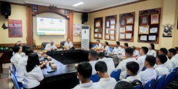 Peserta pelatihan mekanik sepeda motor Disperinaker Badung mengikuti praktik otomotif di ruang pelatihan.