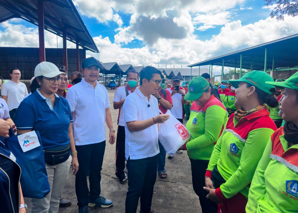 Bupati Badung I Wayan Adi Arnawa menyerahkan bantuan 1.000 paket sembako kepada petugas kebersihan DLHK Badung di TPST Mengwitani, Jumat (8/5/2026).