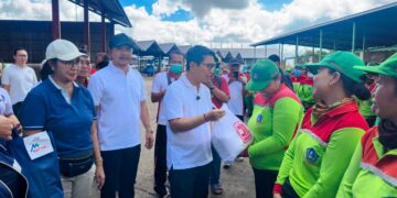 Bupati Badung I Wayan Adi Arnawa menyerahkan bantuan 1.000 paket sembako kepada petugas kebersihan DLHK Badung di TPST Mengwitani, Jumat (8/5/2026).