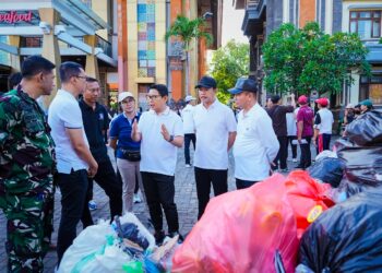 Bupati Badung I Wayan Adi Arnawa bersama jajaran OPD meninjau pengelolaan sampah dan sektor horeka di wilayah Kelurahan Kuta, Jumat (8/5/2026). -BALITOPIK.COM