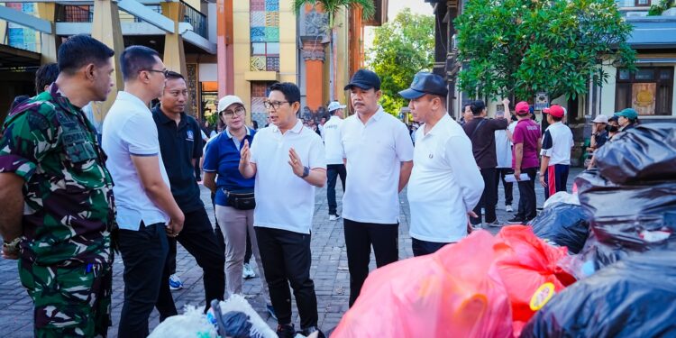 Bupati Badung I Wayan Adi Arnawa bersama jajaran OPD meninjau pengelolaan sampah dan sektor horeka di wilayah Kelurahan Kuta, Jumat (8/5/2026). -BALITOPIK.COM