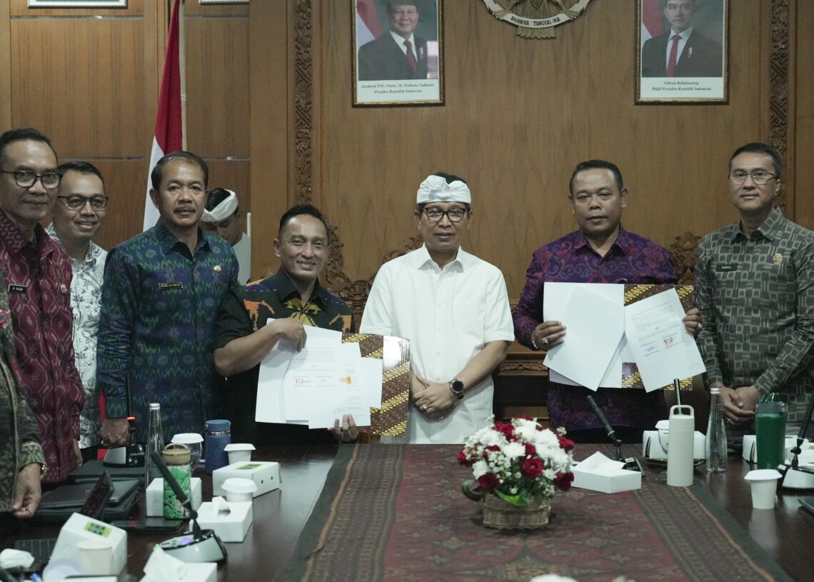 Bupati Badung I Wayan Adi Arnawa didampingi Sekda Badung IB. Surya Suamba memimpin rapat High Level Meeting (HLM) terkait upaya mewujudkan ketahanan pangan dan pengendalian inflasi menjelang hari besar keagamaan Idul Adha, hari raya Galungan dan Kuningan. -IST