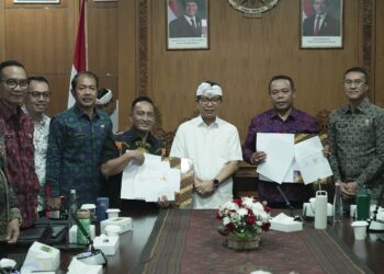 Bupati Badung I Wayan Adi Arnawa didampingi Sekda Badung IB. Surya Suamba memimpin rapat High Level Meeting (HLM) terkait upaya mewujudkan ketahanan pangan dan pengendalian inflasi menjelang hari besar keagamaan Idul Adha, hari raya Galungan dan Kuningan. -IST