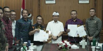 Bupati Badung I Wayan Adi Arnawa didampingi Sekda Badung IB. Surya Suamba memimpin rapat High Level Meeting (HLM) terkait upaya mewujudkan ketahanan pangan dan pengendalian inflasi menjelang hari besar keagamaan Idul Adha, hari raya Galungan dan Kuningan. -IST