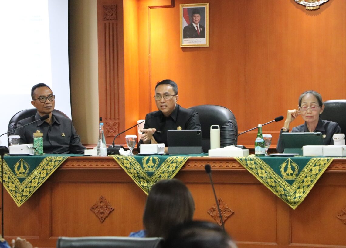 Sekda Badung, I Gusti Made Surya Suamba saat memimpin rapat evaluasi dan pengendalian pelaksanaan kegiatan APBD Badung Tahun Anggaran 2026. -IST