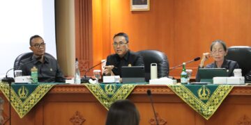 Sekda Badung, I Gusti Made Surya Suamba saat memimpin rapat evaluasi dan pengendalian pelaksanaan kegiatan APBD Badung Tahun Anggaran 2026. -IST